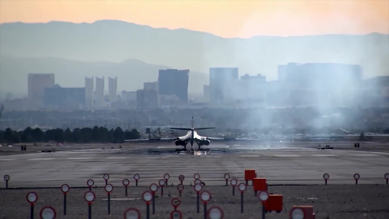 Stunning Video of B-1 Lancer in Action • Takeoff & Landing [Training Footage]4