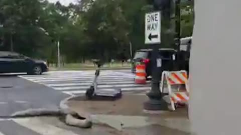 ワシントンDCの連邦準備制度の建物が地下駐車場とともに取り壊され、トンネルが掘られています。