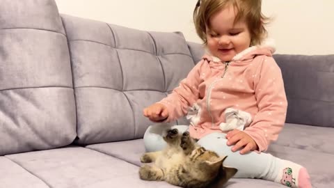 The cute baby meets with little kitten baby for the first time🤗🤗