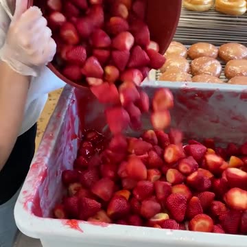 This 24/7 donut shop makes over 2,000 strawberry-stuffed donuts a day by hand.🍩🍓