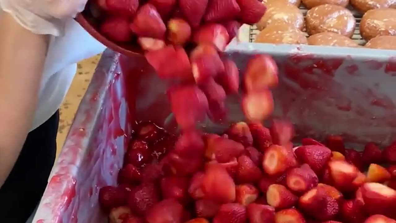 This 24/7 donut shop makes over 2,000 strawberry-stuffed donuts a day by hand.🍩🍓