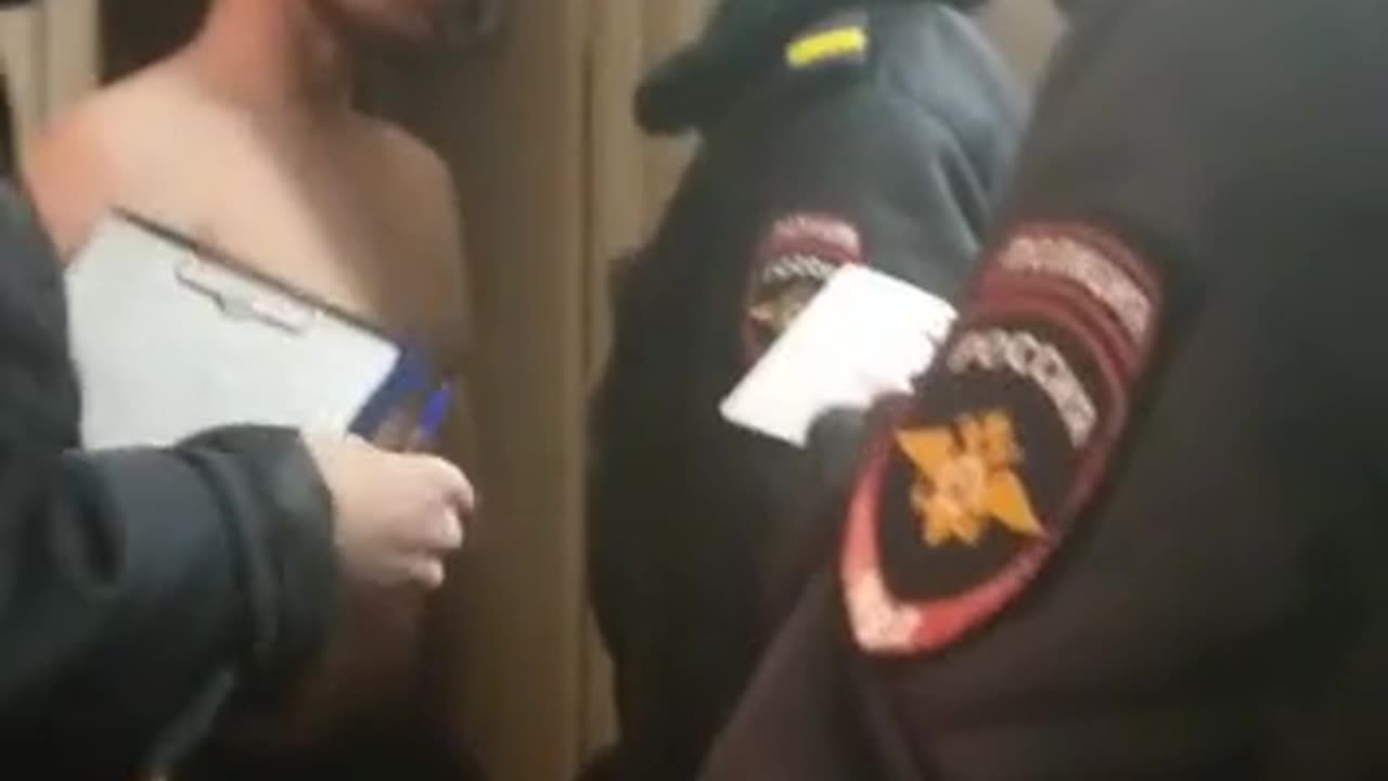 На место поставил ментов
