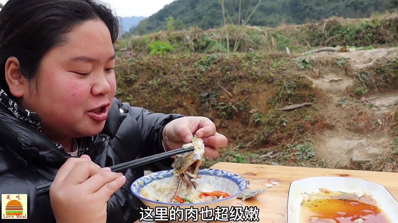 Steamed sea bass, 1 person eats 1 fish, perfect, a table eats pork belly