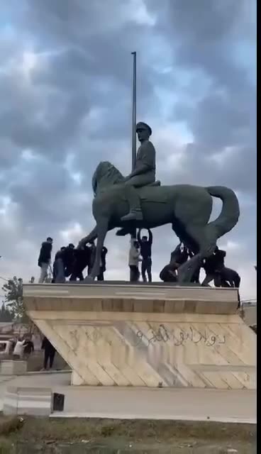 🇸🇾💥 Demolition of Assad monuments across Syria.