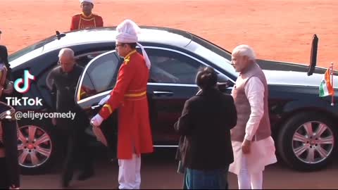 Uhuru _See how Uhuru kenyatta welcomed in Indian like a king, with military gun shots.