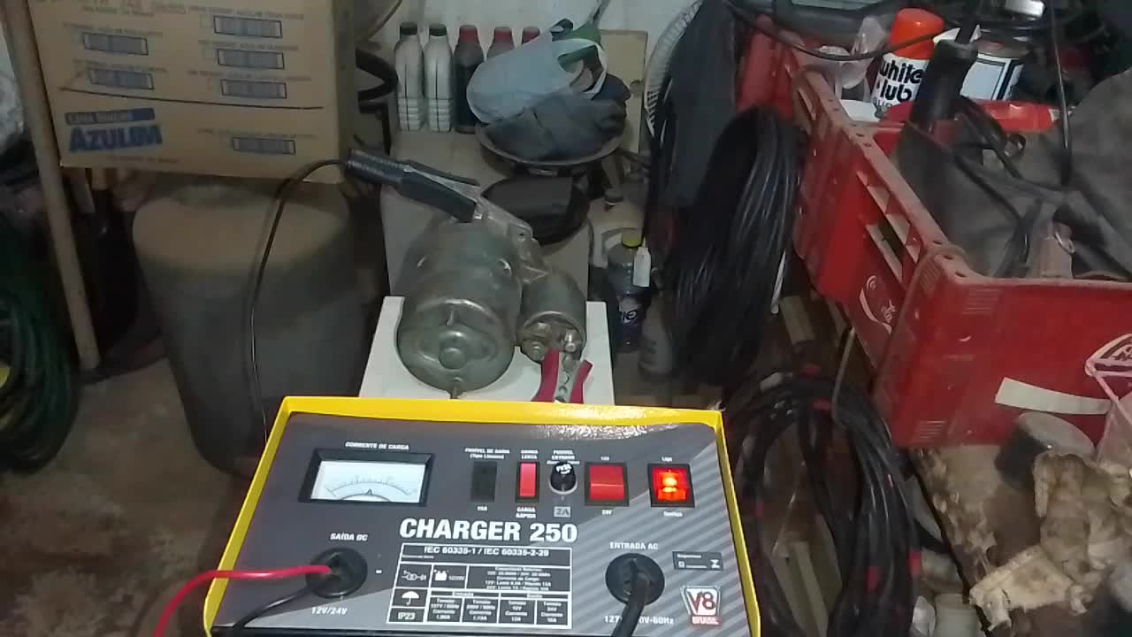 Teste de motor de arranque, com carregador de bateria CHARGER250.