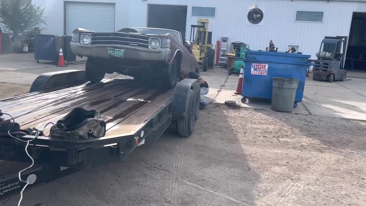 1972 Chevelle comes unhooked and rolls off the trailer!! Sounded expensive!!