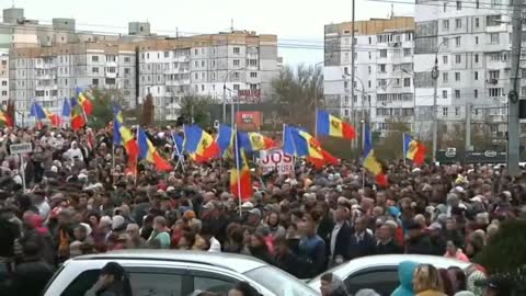 Thousands of Moldovans Take to the Streets of Chișinău in Protest of the EU and NATO