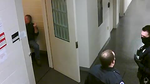 1665HQOB02PrisonerProcessingCell_2021-01-06_17h40min01s697ms.mp4