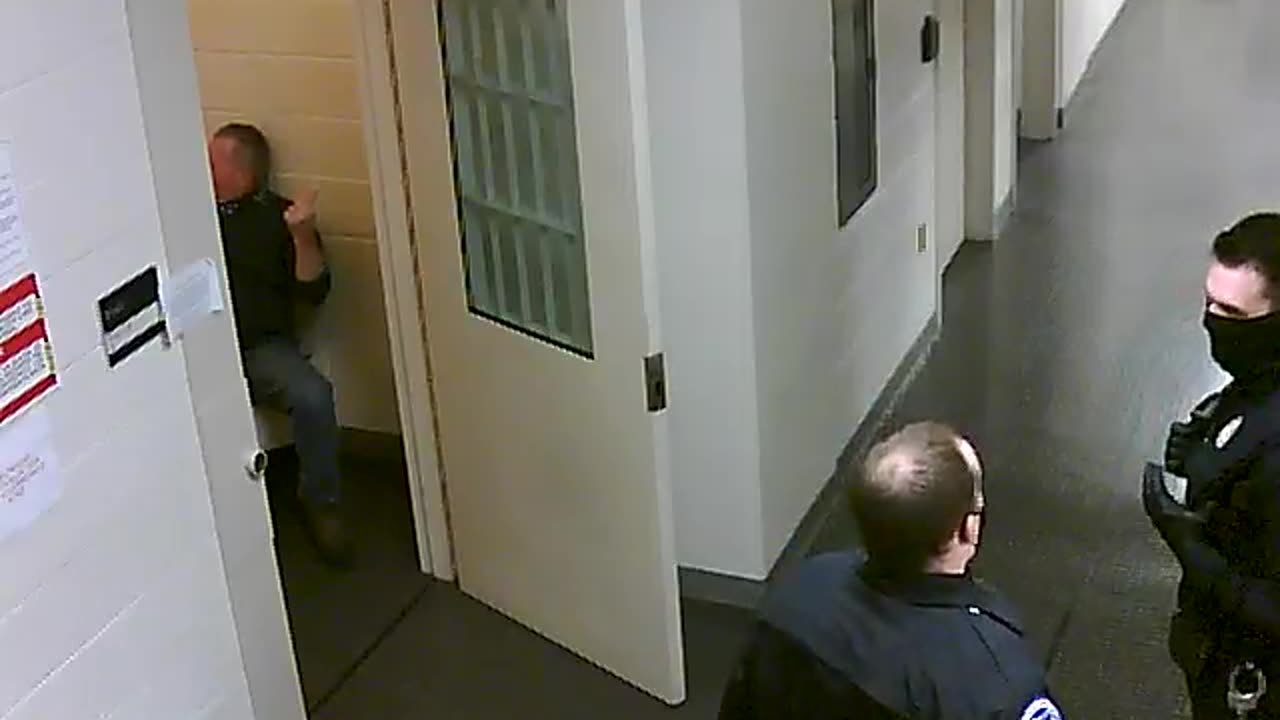 1665HQOB02PrisonerProcessingCell_2021-01-06_17h40min01s697ms.mp4