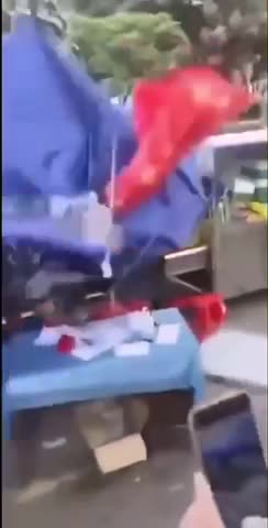 🚨BREAKING: Residents destroy a testing center in Guangzhou👀