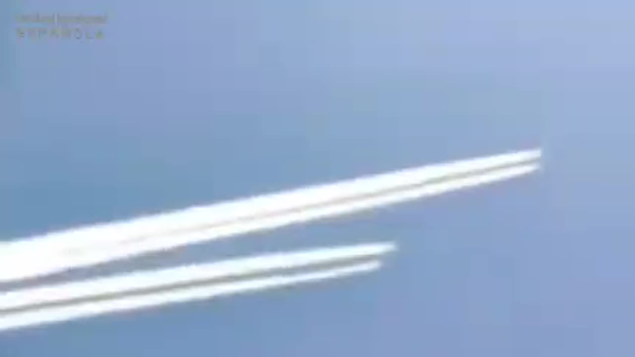 Cambio climatico En el segundo 0:25 se ve claramente como otro avión empieza con la fumigación.