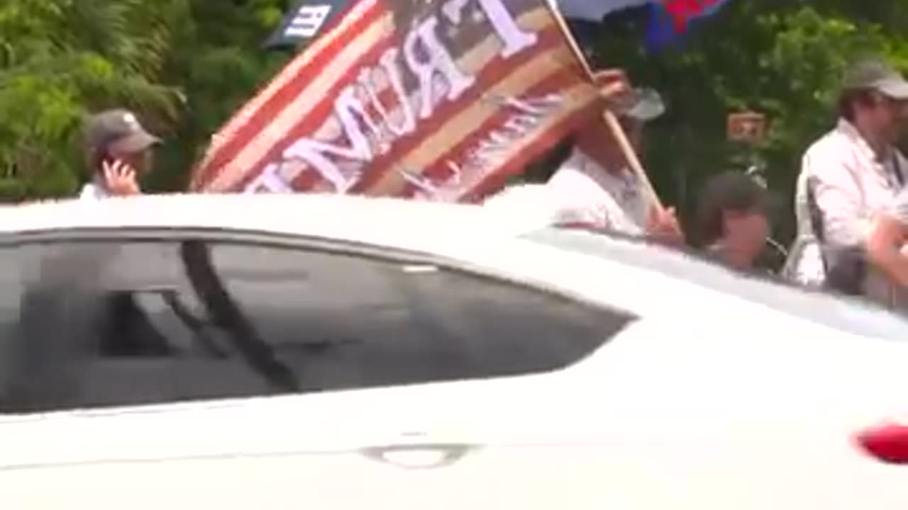 Watch-Supporters-greet-Trump-motocade-a-2