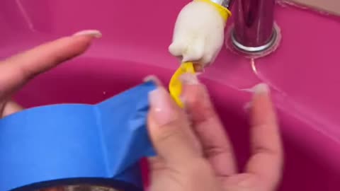 She uses the balloon and cosmetics to clean the sink!!😳