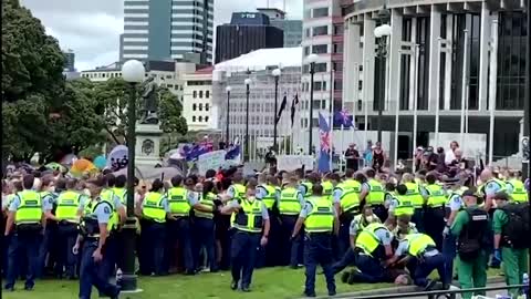 New Zealand cracks down on vaccine mandate protests