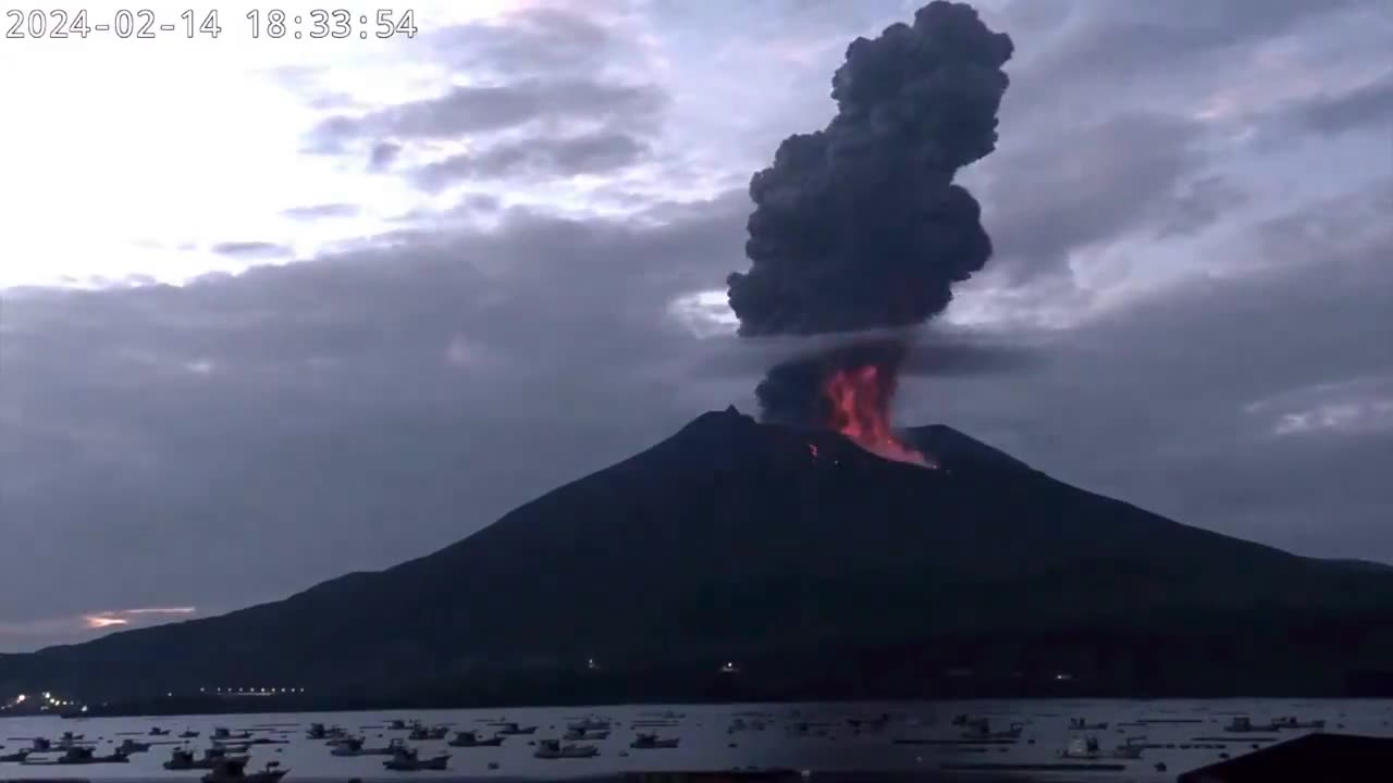 🌋 One of the most active volcanoes, Sakura Jima, has awakened in Japan