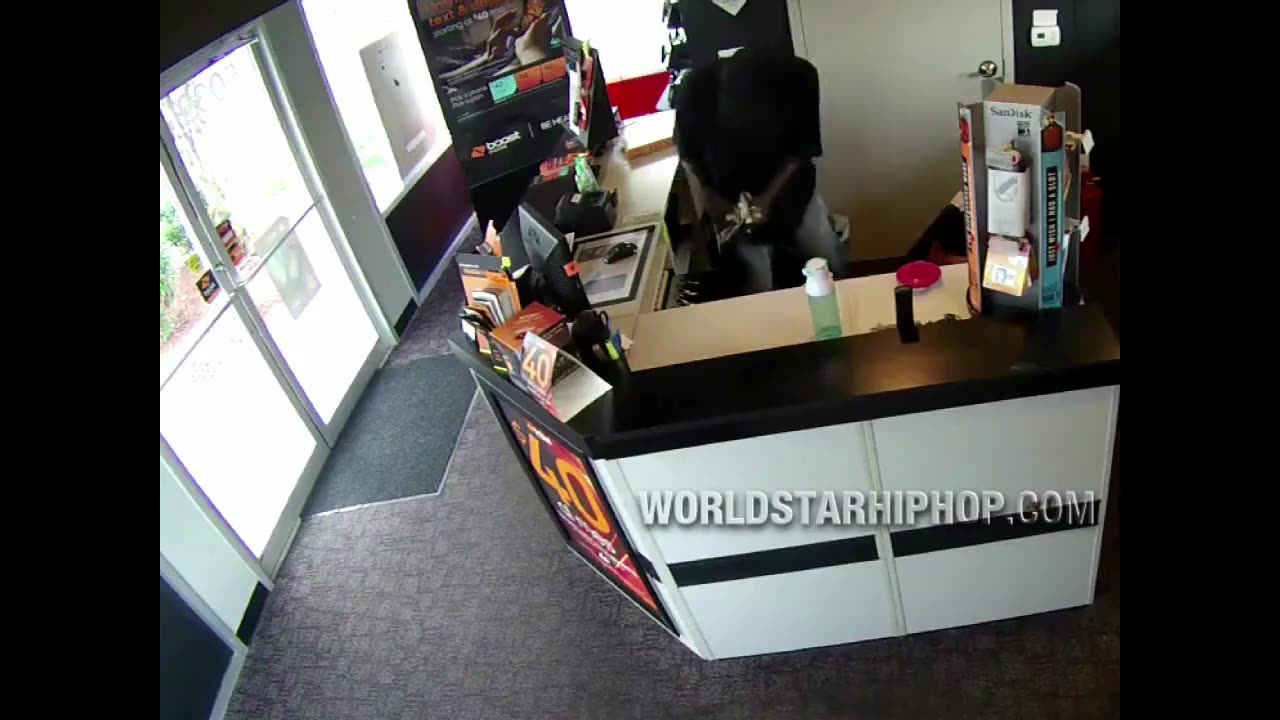 Black man atacks a white woman in USA to steal the money from the cash register