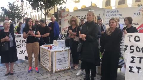 Υγειονομικοί σε αναστολή με αναμμένα κεράκια στα χέρια τηρούν ενός λεπτού σιγή