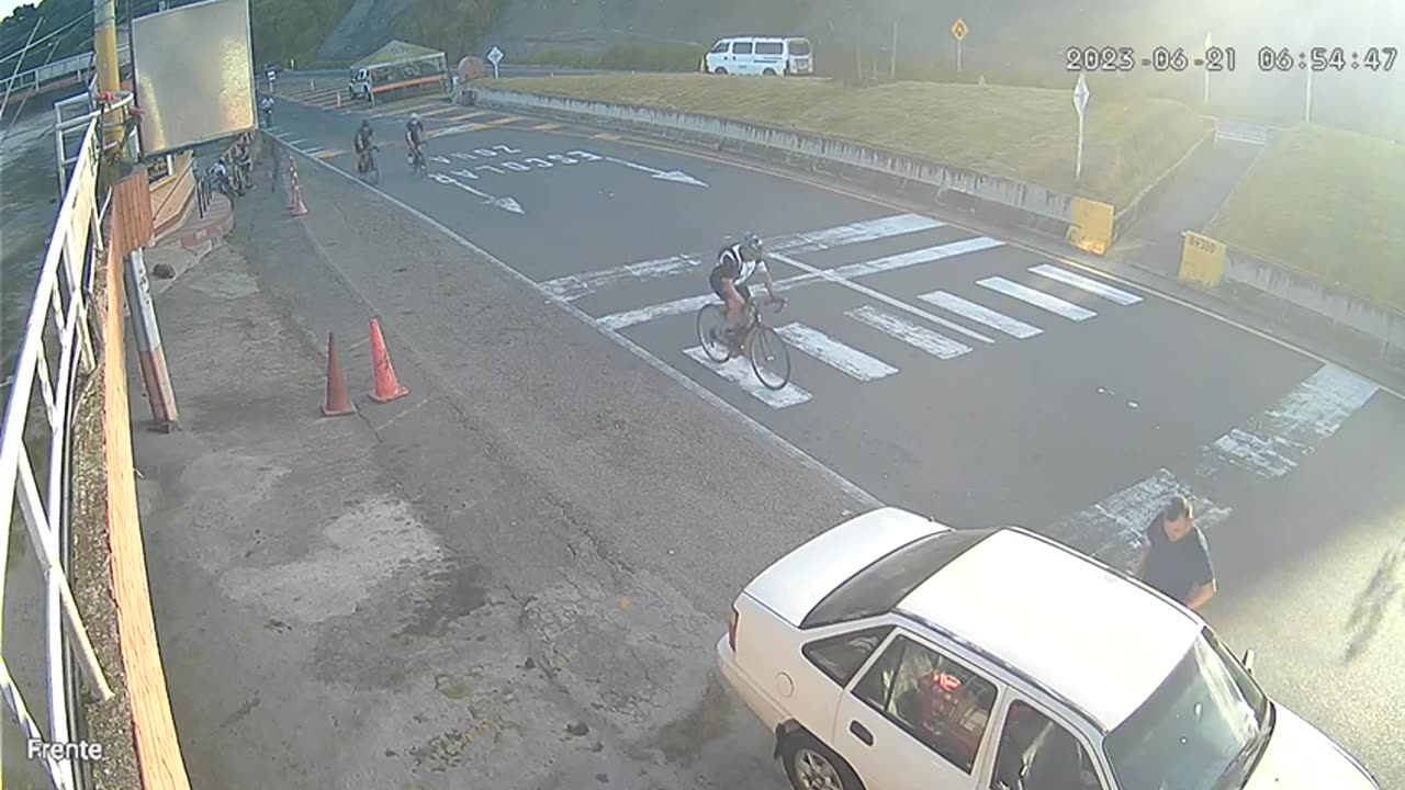 Momento exacto en el que tractocamion se volcó dejando a dos personas heridas