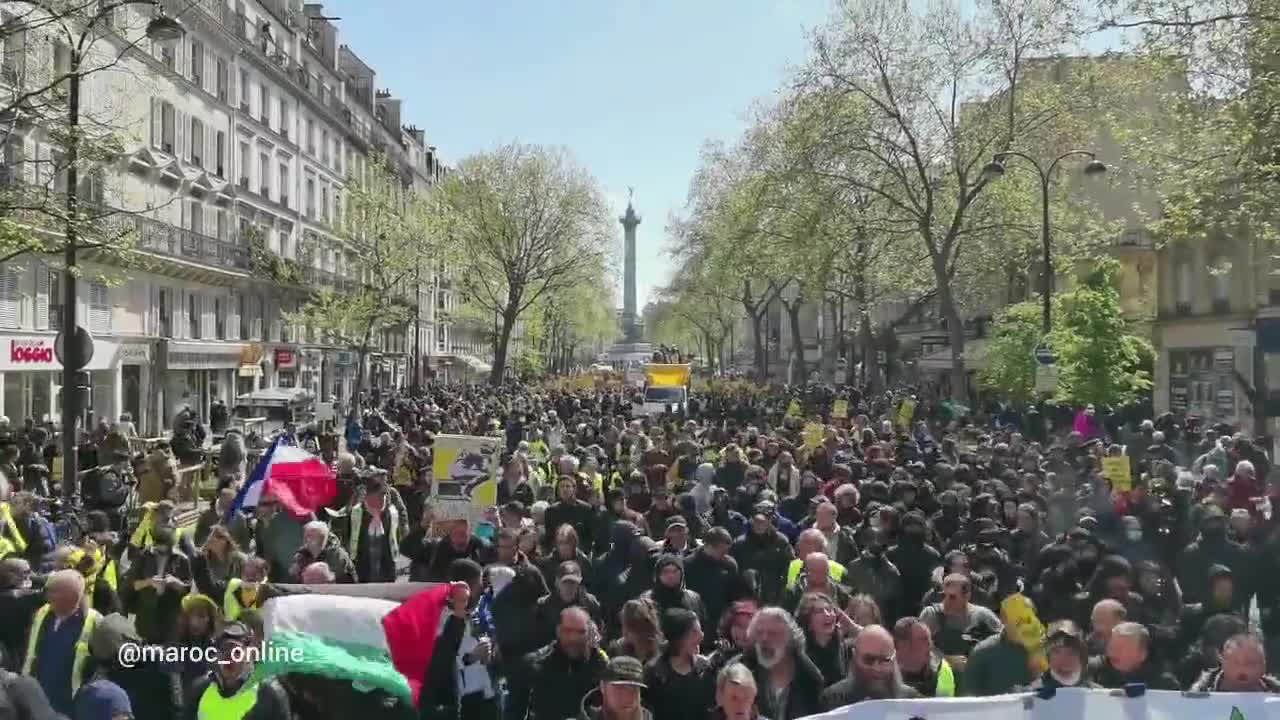 Yellow Vests and Everyday Parisians March Against Macron on the Eve of the Election