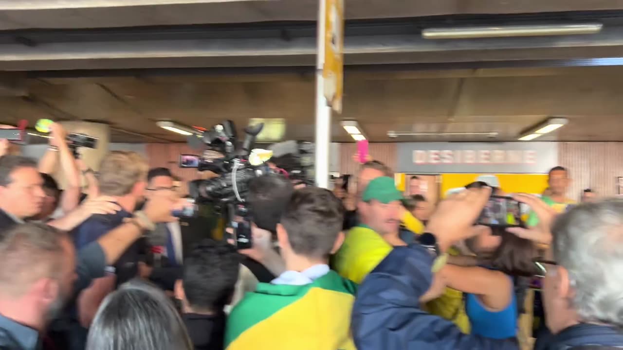 Aeroporto de Brasília lotado pra chegada do Bolsonaro