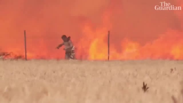 Spain: man caught in wildfire escapes with clothes ablaze