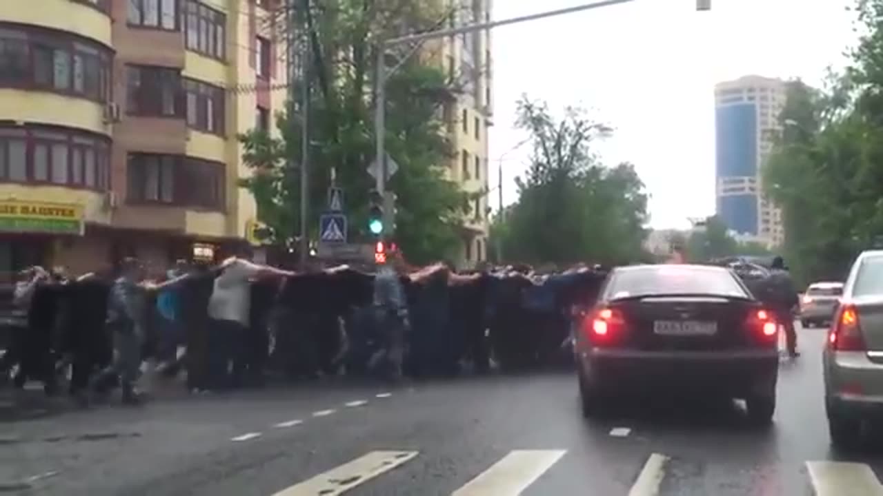 Η ΡΩΣΙΚΗ ΑΣΤΥΝΟΜΙΑ ΣΥΛΛΑΜΒΑΝΕΙ ΤΟΥΣ ΜΟΥΣΟΥΛΜΑΝΟΥΣ ΜΕΤΑΝΑΣΤΕΣ.... (1)