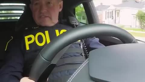 Cop takes a lambo for a spin after he pulls the owner over!