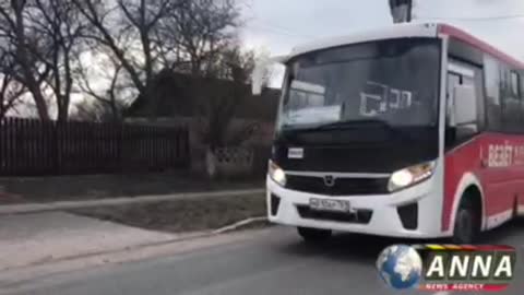 Russian military and republican forces meet refugees in the northwest of Mariupol