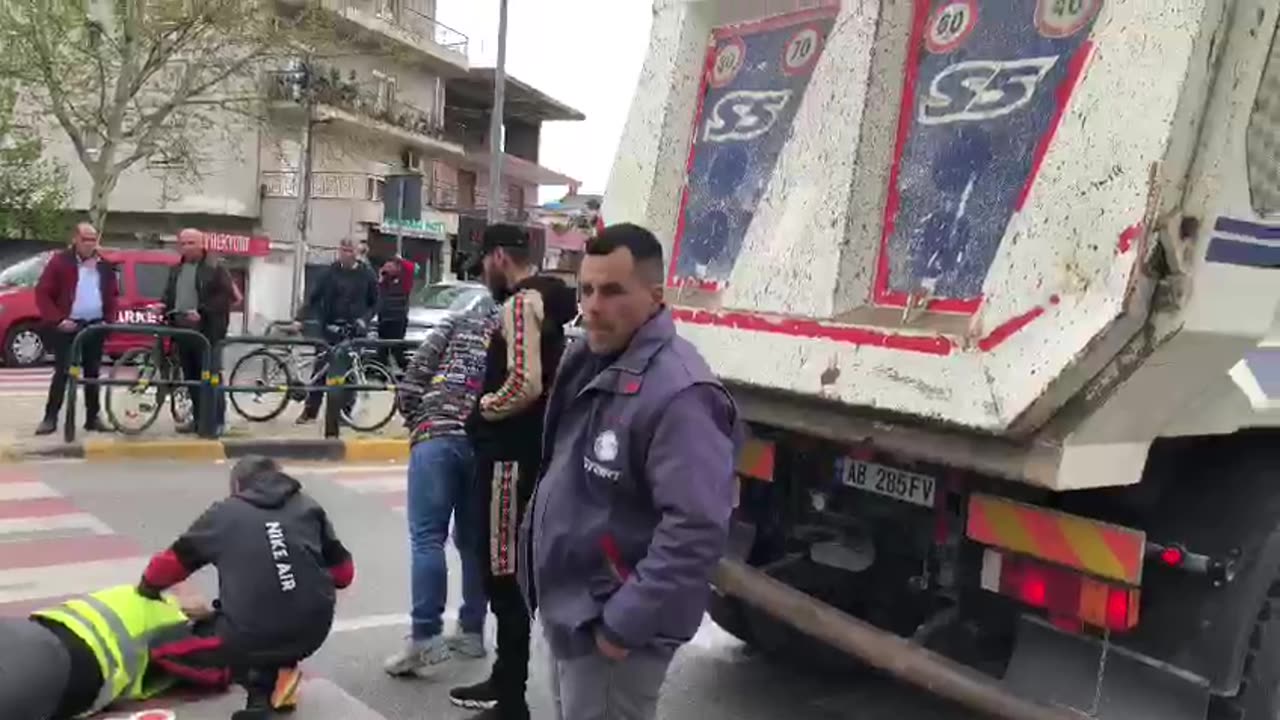 Kasaphanë në rrugët e vendit, kamioni shtyp për vdekje këmbësorin 32 vjeç në Tiranë