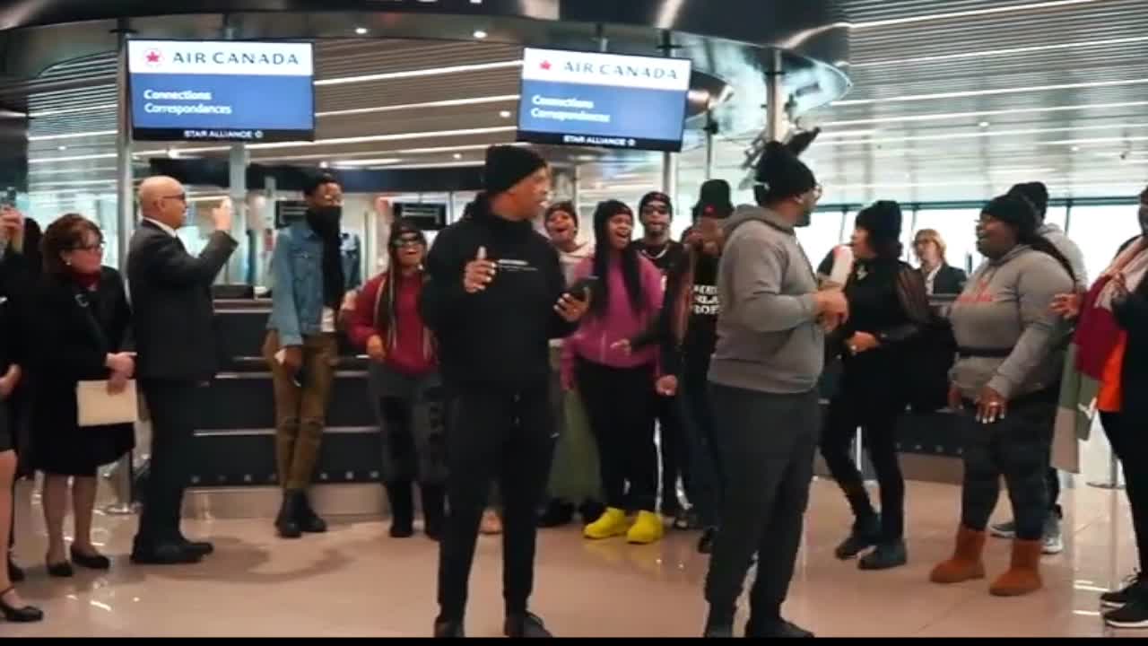 At Rome airport gospel choir enchants passengers with "Oh Happy Day"