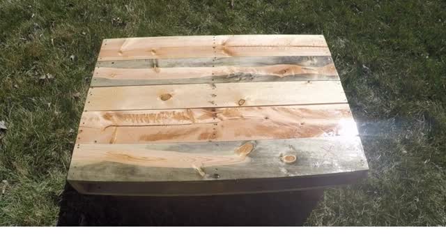 Woodworking Projects For Your Backyard:😎 DIY Pallet Table 😎 #woodworking #SideHustle #shorts