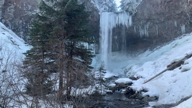 The Frozen Falls – Tamanawas Falls – Mount Hood – Oregon – 4K