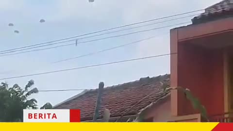 Kejadian berlaku di ruang udara Bandung, Jawa Barat kelmarin.