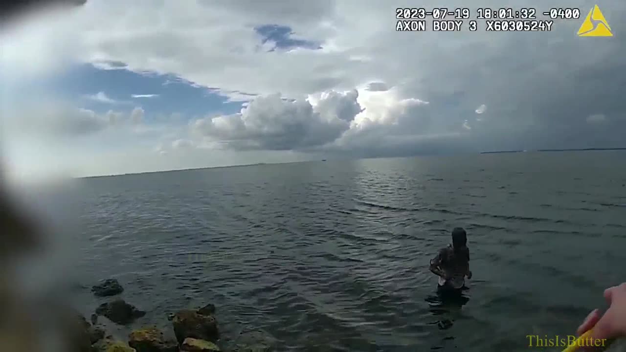 Man fleeing from deputies jumps into Gulf to avoid arrest after critically stabbing, burning victim