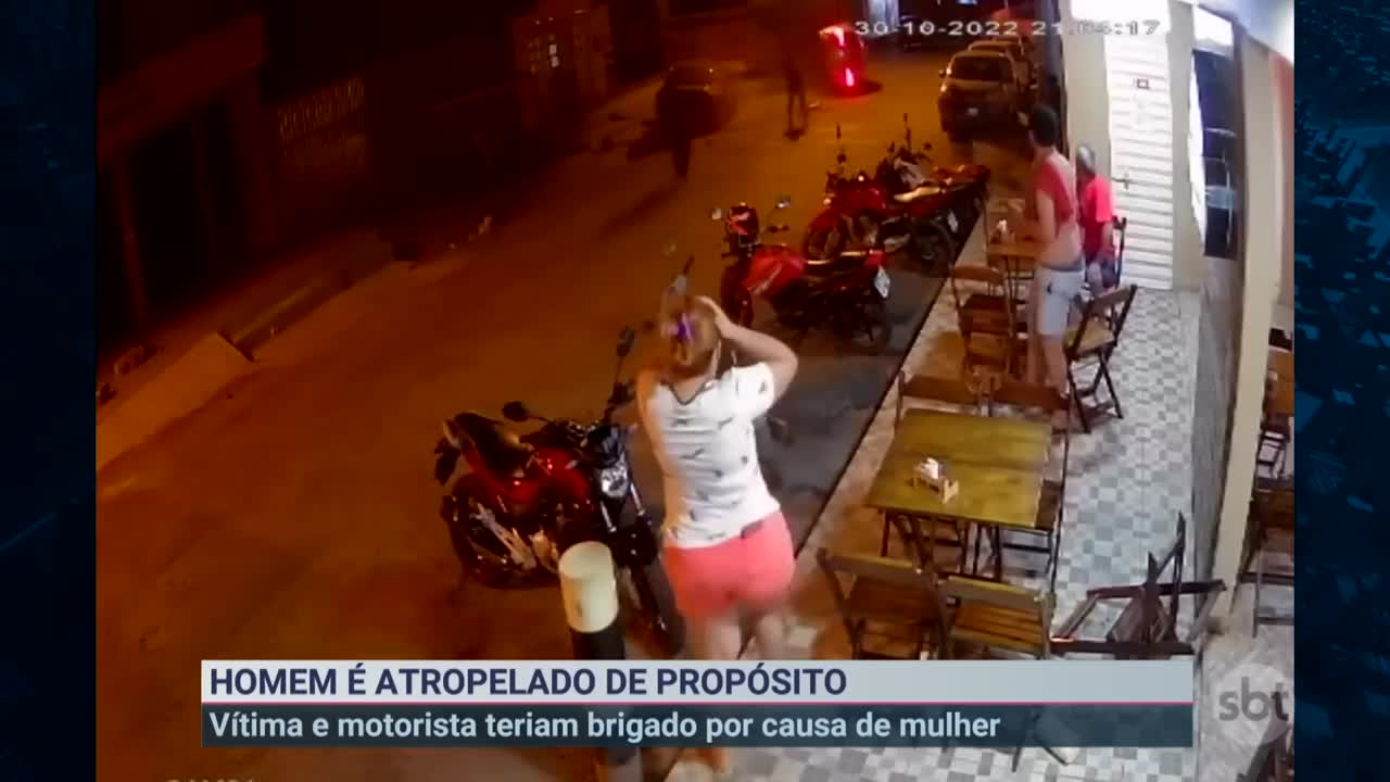 Motorista é flagrado tentando atropelar homem de propósito