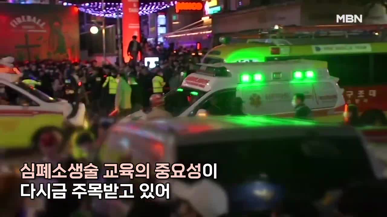 이태원 참사 현장, 도로 한복판서 '심폐소생술' 동참한 시민들ㅣ이슈픽