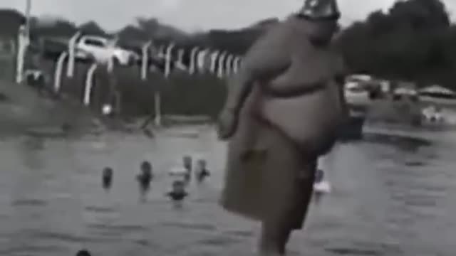 Fat man jumping in water(funny video)