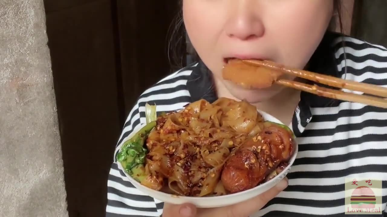 A whole bowl of braised duck meat, chicken chops that are crispy on the outside