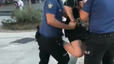 İSTANBUL KADIKÖY'DE POLİSİN MASKE TAKMADIĞI VATANDAŞ POLİSE TEKME ATINCA TUTUKLANDI!