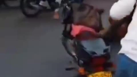 Video: hombre desnudo se escondió debajo de un bus de Transcaribe