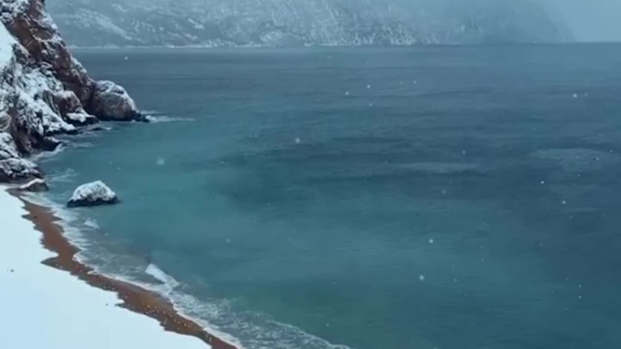 Snow fall in the ocean 😍