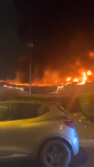 Ein Shopping Center wird niedergefackelt