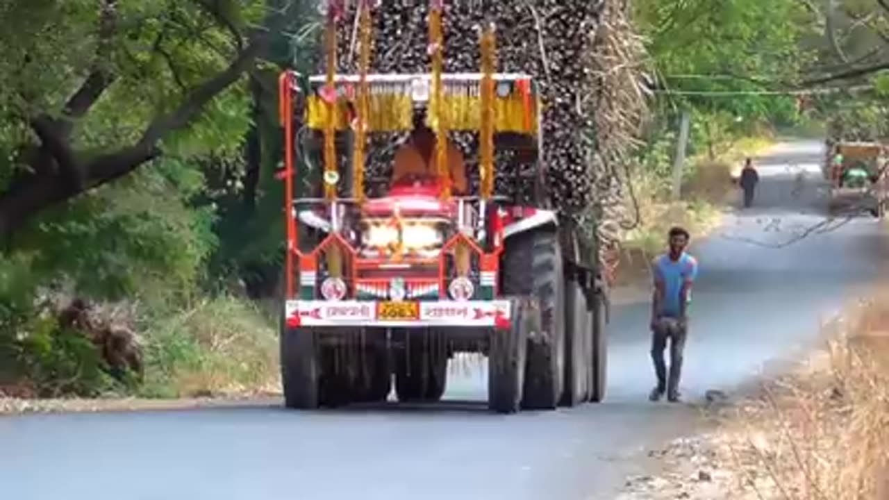 ARJUN MAHINDRA 555& JOHNDEER pulllling sugarchane loded 2 trolly