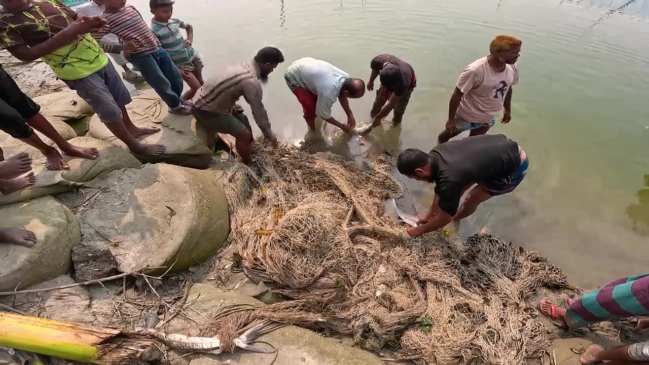 A lot of fishing by drowning with oxygen around the river