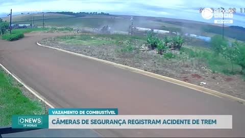 Câmeras de segurança registram acidente de trem