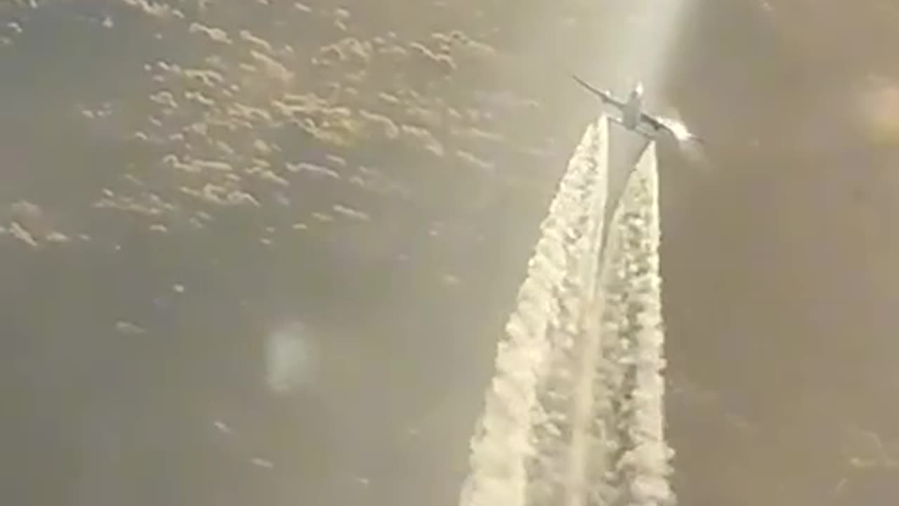 Chemtrails in fast motion! THESE ARE NOT VAPOR TRAILS