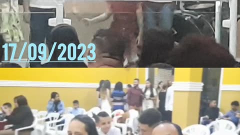 Laura com dois aninhos na igreja