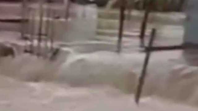 TEMPORAL COM ENCHENTE CHUVAS DEVASTADORAS DESTRÓI CIDADE VEJAM AS ONDAS NESSA RUA OLHEM O CAUS QUE A