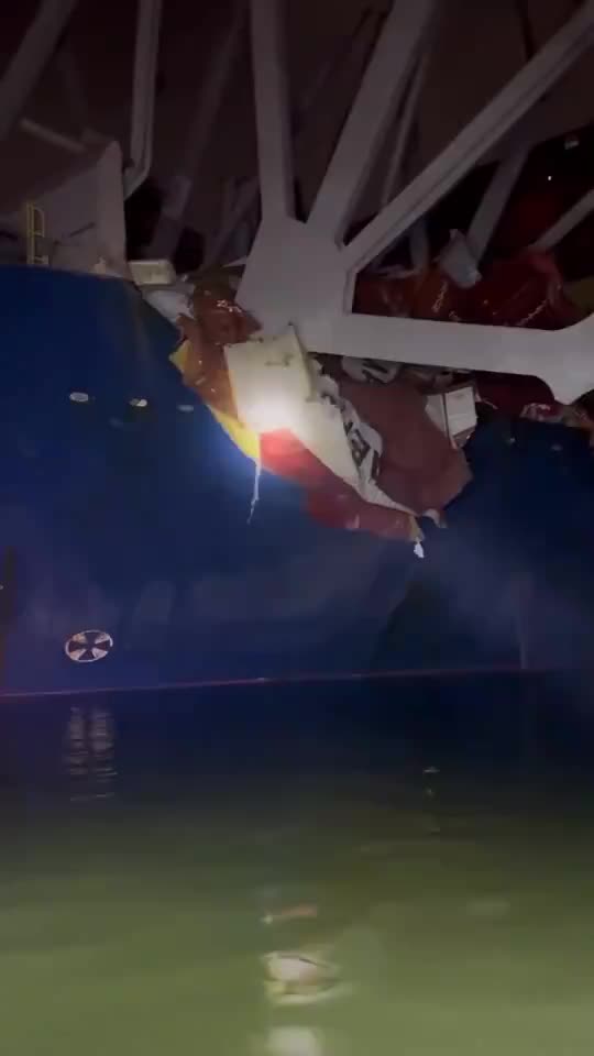 USA: Eye witness shares close-up footage of the Baltimore Key Bridge collapsed!